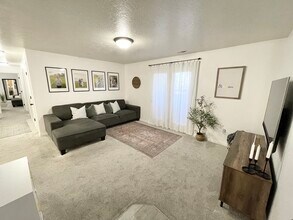 8182 N Cedar Springs Rd, Unit Apt Y4 in Eagle Mountain, UT - Building Photo - Building Photo