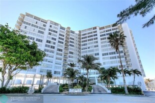 11930 N Bayshore Dr in North Miami, FL - Building Photo