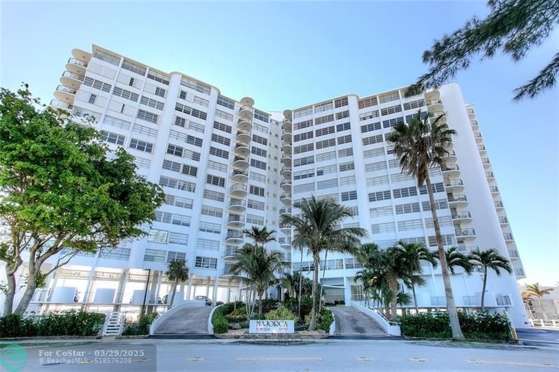 11930 N Bayshore Dr in North Miami, FL - Building Photo