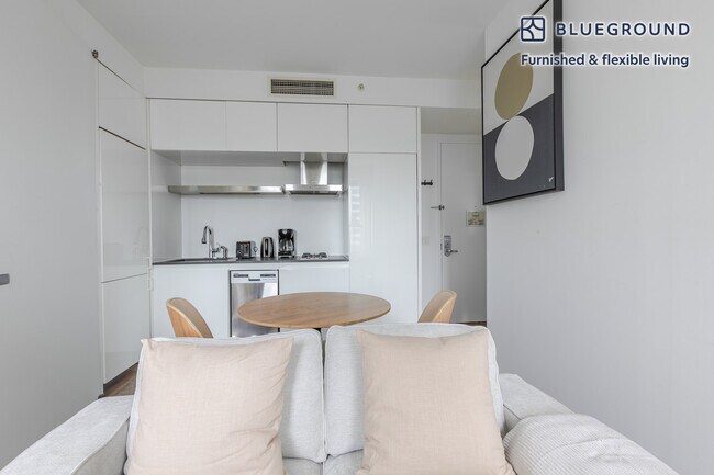 70 W 45th St in New York, NY - Building Photo - Building Photo