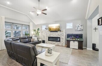 8302 Elander Dr in Killeen, TX - Foto de edificio - Building Photo