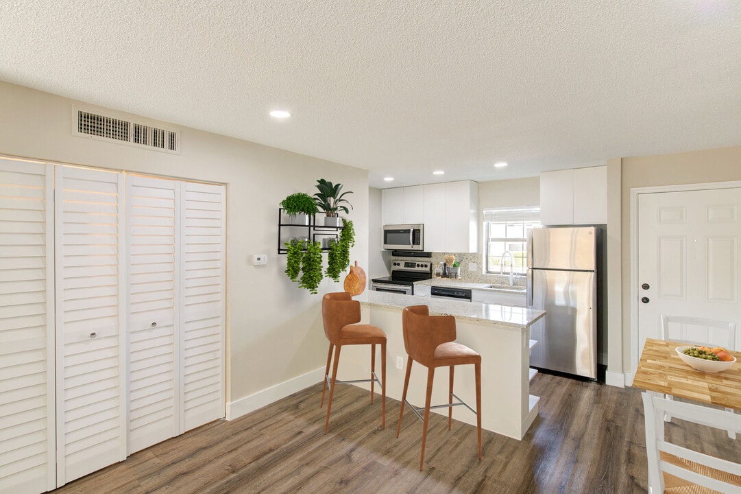 Armature Gate Townhomes in Tampa, FL - Building Photo