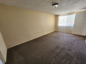 6923 Datura Ave in Twentynine Palms, CA - Foto de edificio - Building Photo