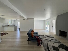 9501 Laramie Ave in Los Angeles, CA - Foto de edificio - Building Photo