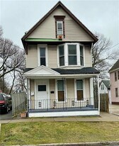 221 Maple St in Buffalo, NY - Building Photo