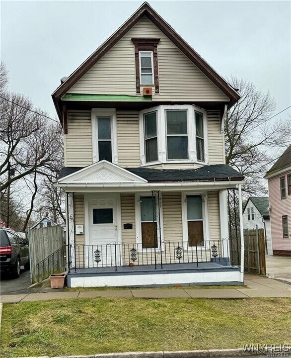 221 Maple St in Buffalo, NY - Building Photo