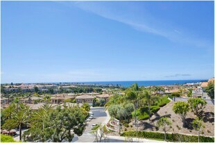 40 Corniche Dr in Dana Point, CA - Building Photo