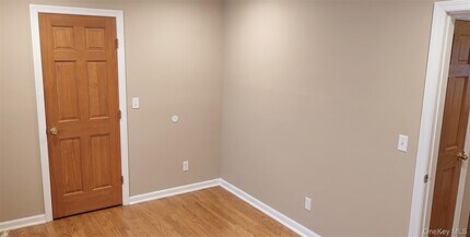 162 5th Ave in Bay Shore, NY - Building Photo - Building Photo