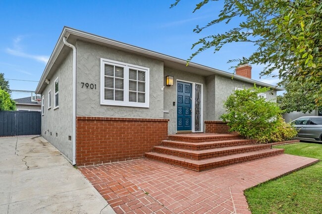 7901 Westlawn Ave in Los Angeles, CA - Foto de edificio - Building Photo