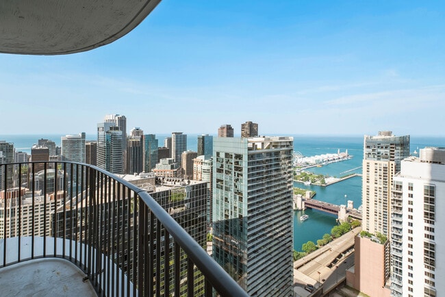 225 N Columbus Dr in Chicago, IL - Foto de edificio - Building Photo