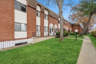 140 McGlynn Pl in Hempstead, NY - Building Photo