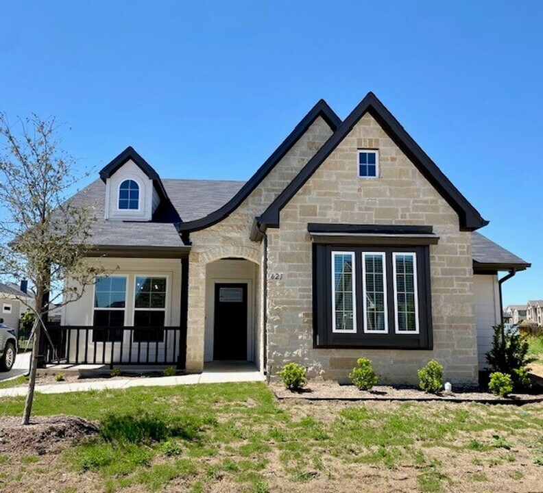 621 Charlotte Ln in Burleson, TX - Building Photo