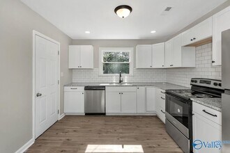 4304 Lakeview Dr NW in Huntsville, AL - Building Photo - Building Photo