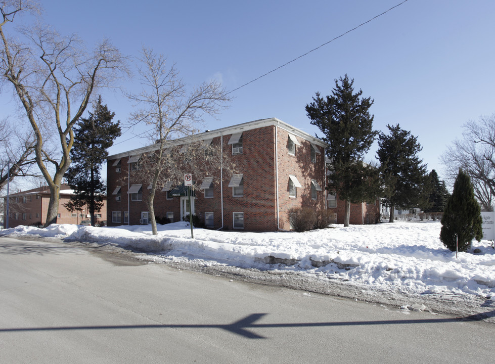 Gladstone Apartments in Omaha, NE - Building Photo