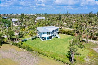 6093 Henderson Rd in Sanibel, FL - Foto de edificio - Building Photo