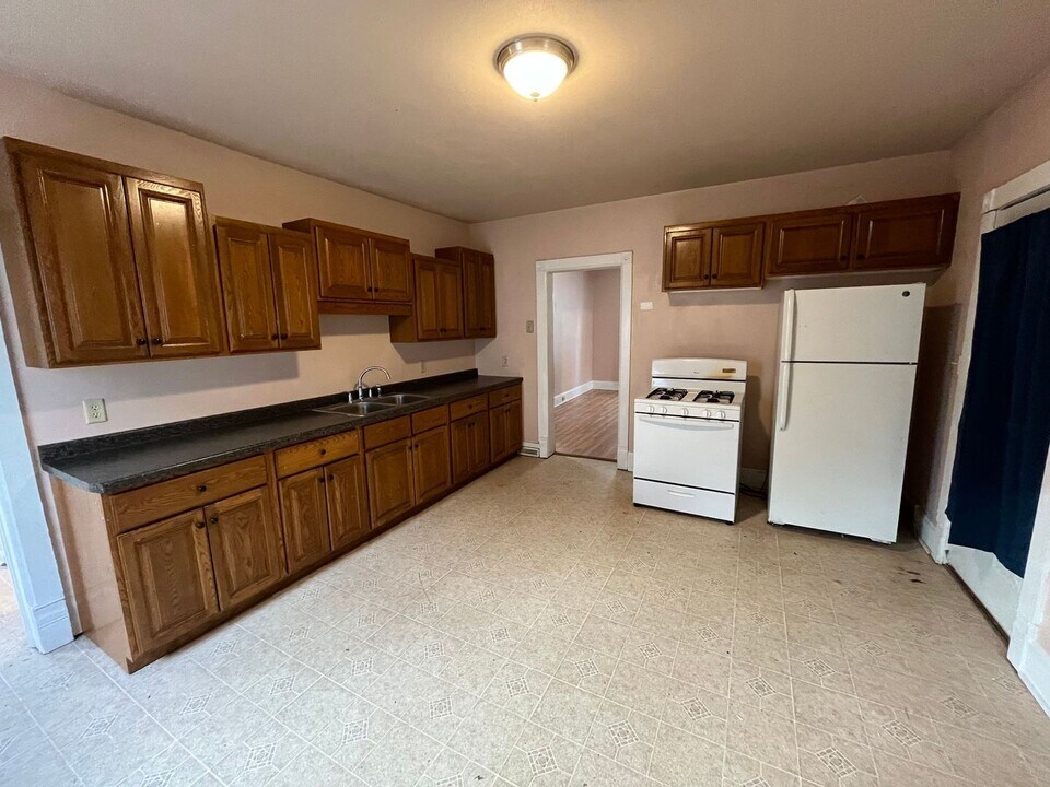 910 S 6th Ave in Wausau, WI - Building Photo