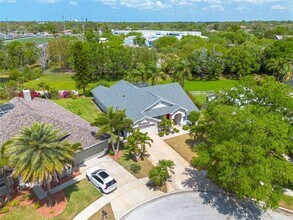 526 Village Dr in Tarpon Springs, FL - Building Photo - Building Photo