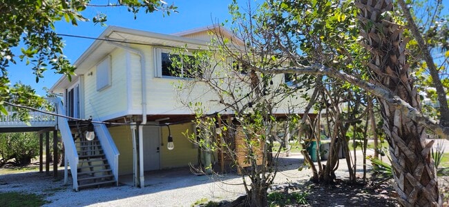 1703 Atlanta Plaza Dr in Sanibel, FL - Building Photo - Building Photo