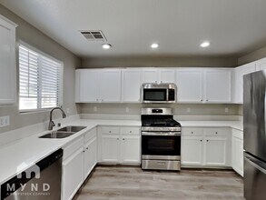 8152 Finch Feather St in Las Vegas, NV - Foto de edificio - Building Photo