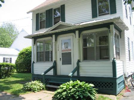 106 Lawrence St in Saratoga Springs, NY - Building Photo