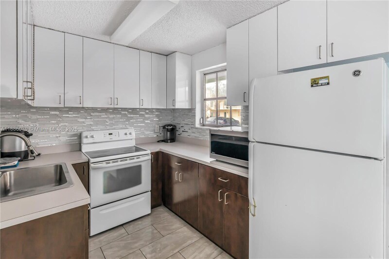 440 Paradise Isle Blvd in Hallandale Beach, FL - Building Photo
