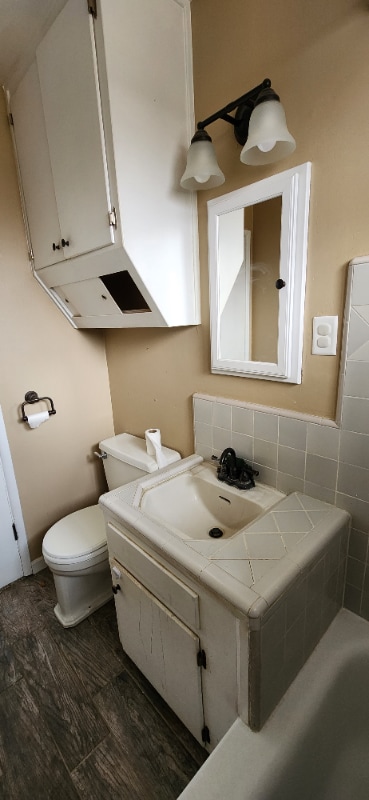 104 Jones St in Bakersfield, CA - Building Photo - Building Photo