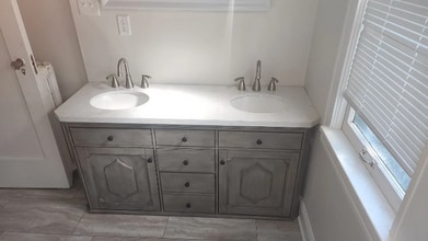 2608 E Newport Ave in Milwaukee, WI - Foto de edificio - Building Photo