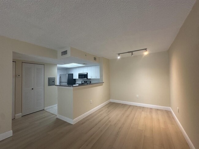 5001 Wiles Rd in Coconut Creek, FL - Building Photo - Building Photo