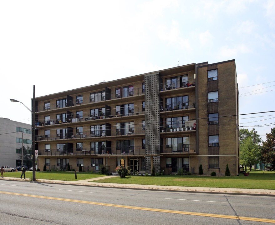 4100 Bathurst St in Toronto, ON - Building Photo