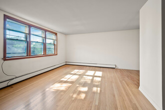 2725 Central St in Evanston, IL - Building Photo - Interior Photo