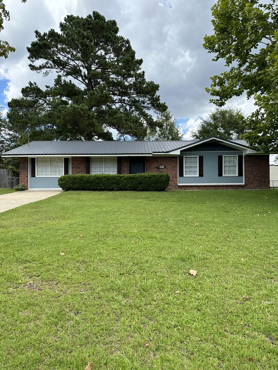 2211 Shannondoah Dr in Dothan, AL - Building Photo