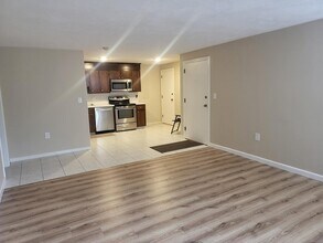 1 Hallmark Gdns in Burlington, MA - Building Photo - Building Photo