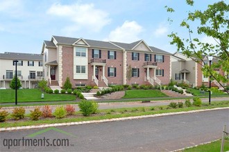 Sunnymeade Run in Hillsborough, NJ - Foto de edificio - Building Photo