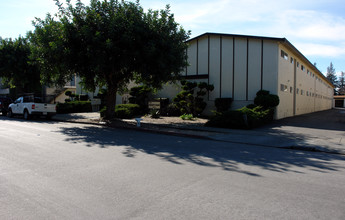 Courtyard Apartments in Sunnyvale, CA - Building Photo - Building Photo