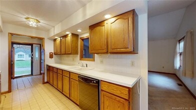 111 Carriage House in Enfield, CT - Building Photo - Building Photo