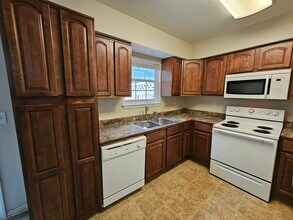 1821 NE Knollbrook St in Lee's Summit, MO - Foto de edificio - Building Photo