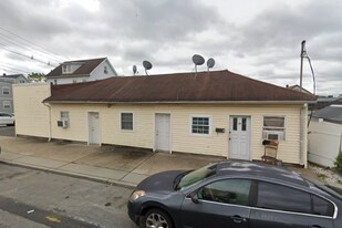 325 Pershing Ave in Carteret, NJ - Building Photo