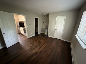 201 Woodnell St, Unit 201-F in Greensboro, NC - Building Photo - Building Photo