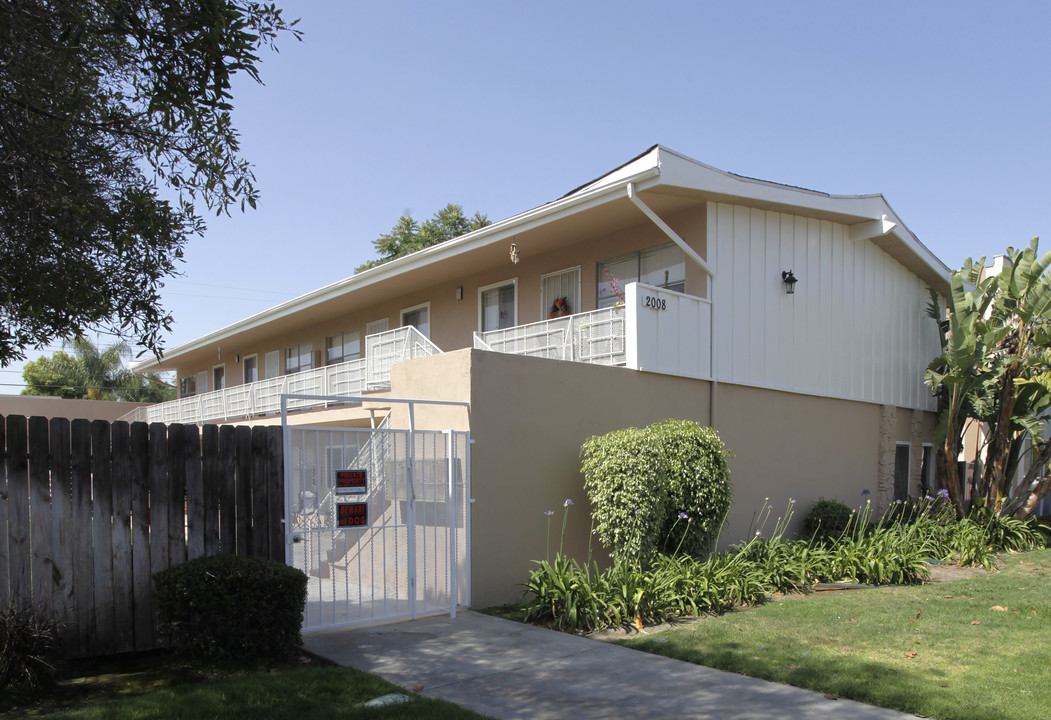 2008 E Chapman Ave in Fullerton, CA - Building Photo