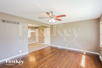 8700 E 87th St in Raytown, MO - Foto de edificio - Building Photo