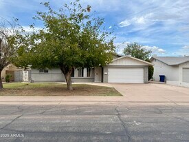 102 E Erie Dr in Tempe, AZ - Building Photo