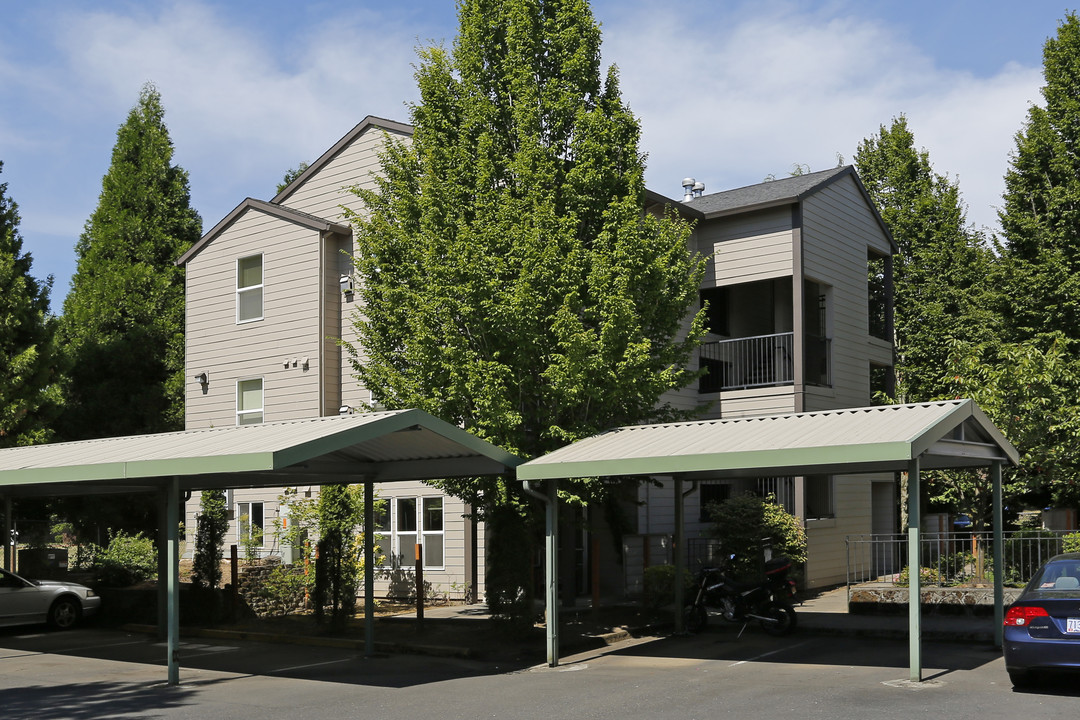 Harmony Point Condo in Milwaukie, OR - Foto de edificio