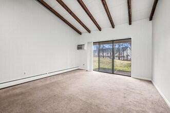 341 Oak St, Unit 4 in Manchester, CT - Foto de edificio - Building Photo