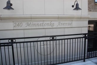 Garrison Landing in Wayzata, MN - Foto de edificio - Building Photo