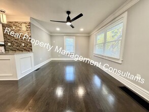 2334 S Hall Rd in Independence, MO - Foto de edificio - Building Photo