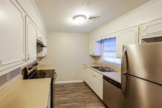 323 N Burbank Dr in Montgomery, AL - Foto de edificio - Building Photo