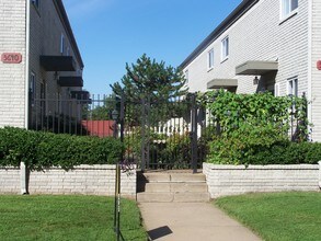 Harvard Gardens Condominiums in Tulsa, OK - Foto de edificio - Building Photo