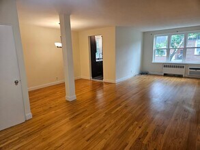 240 240th St in Hempstead, NY - Building Photo - Building Photo