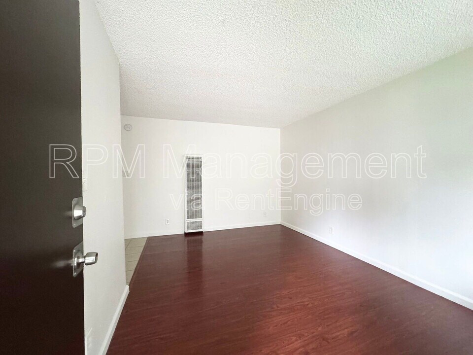2002 Thurman Ave. in Los Angeles, CA - Building Photo