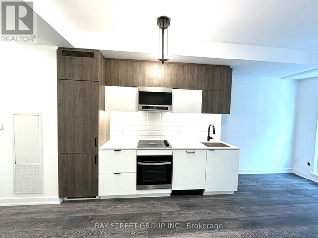 8888 Yonge St in Richmond Hill, ON - Building Photo - Building Photo